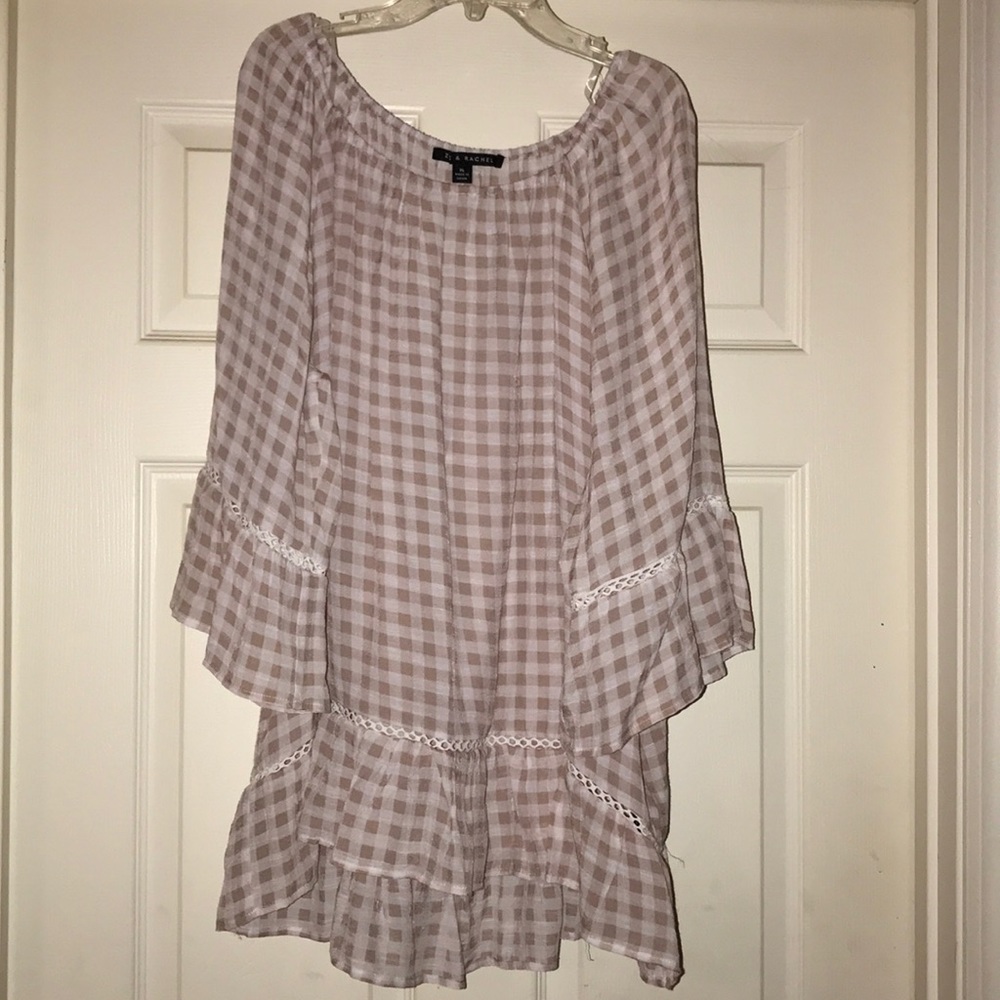 Very cute top, very flowy and light